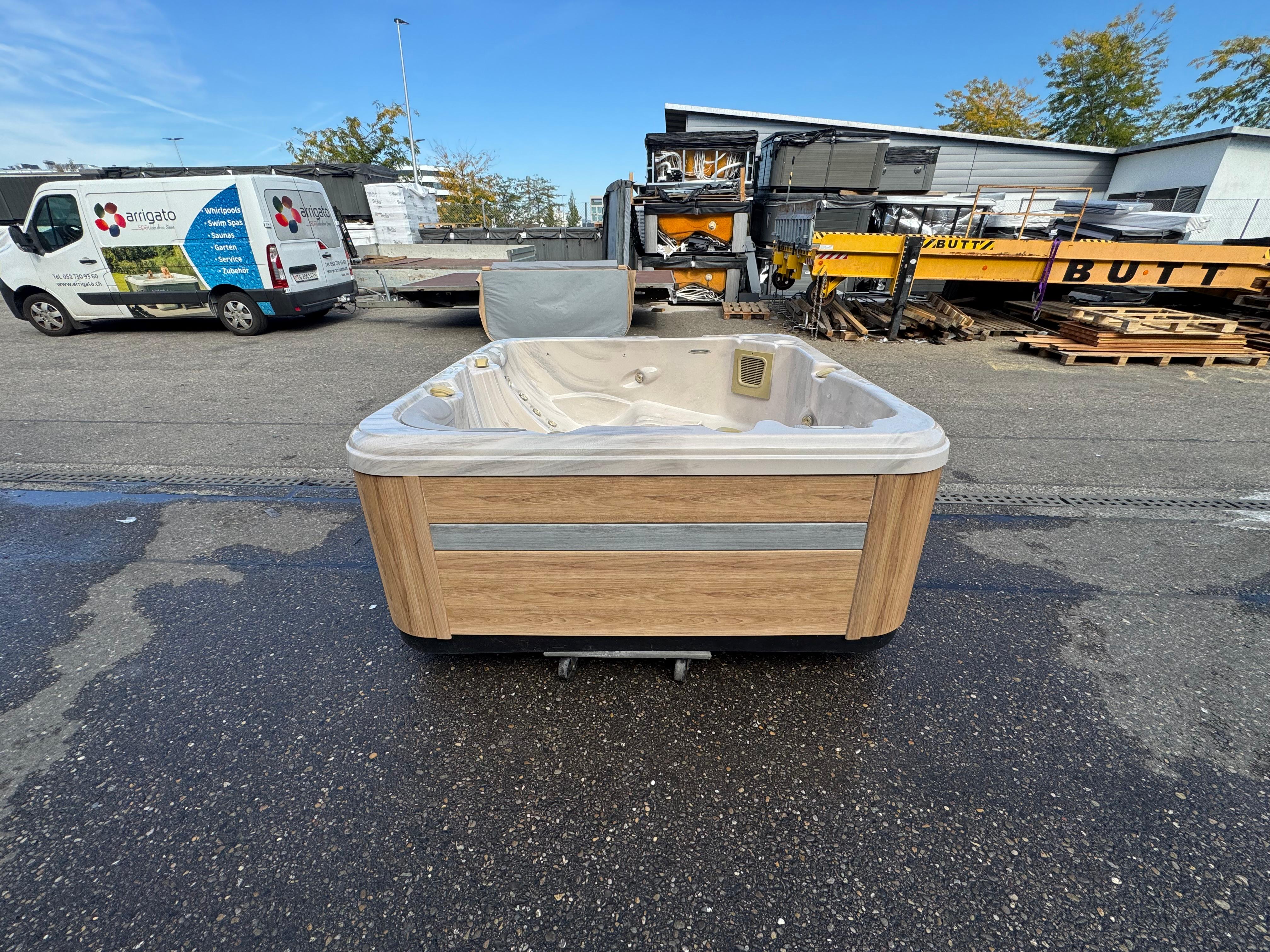 Whirlpool Charlotte – Occasion | 4–5 Personen | CHF 4'000.–